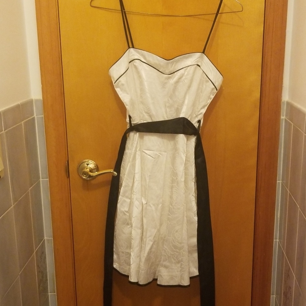 Sweetheart dress with subtle rose designs